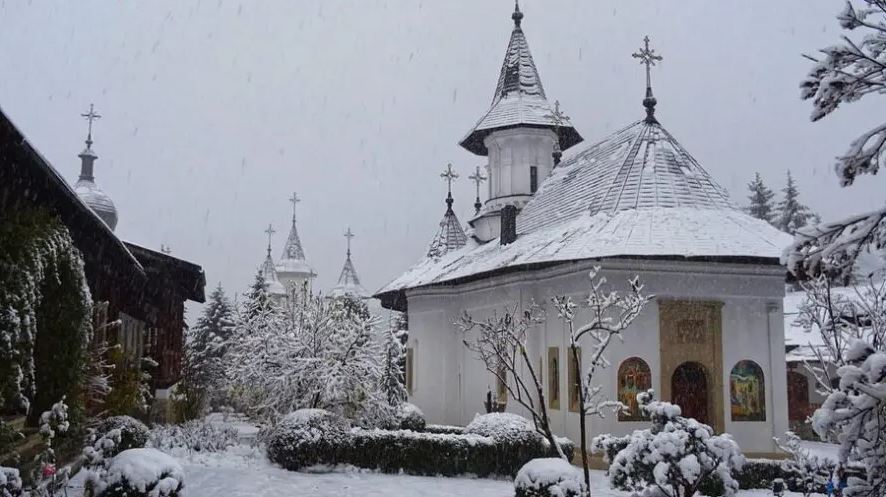 Το πρώτο χιόνι έντυσε στα λευκά μοναστήρια στη Ρουμανία (ΦΩΤΟ)