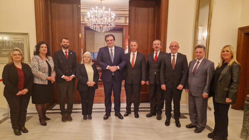 Συνάντηση Πιερρακάκη στην Κωνσταντινούπολη με στελέχη της εκπαίδευσης της ομογένειας