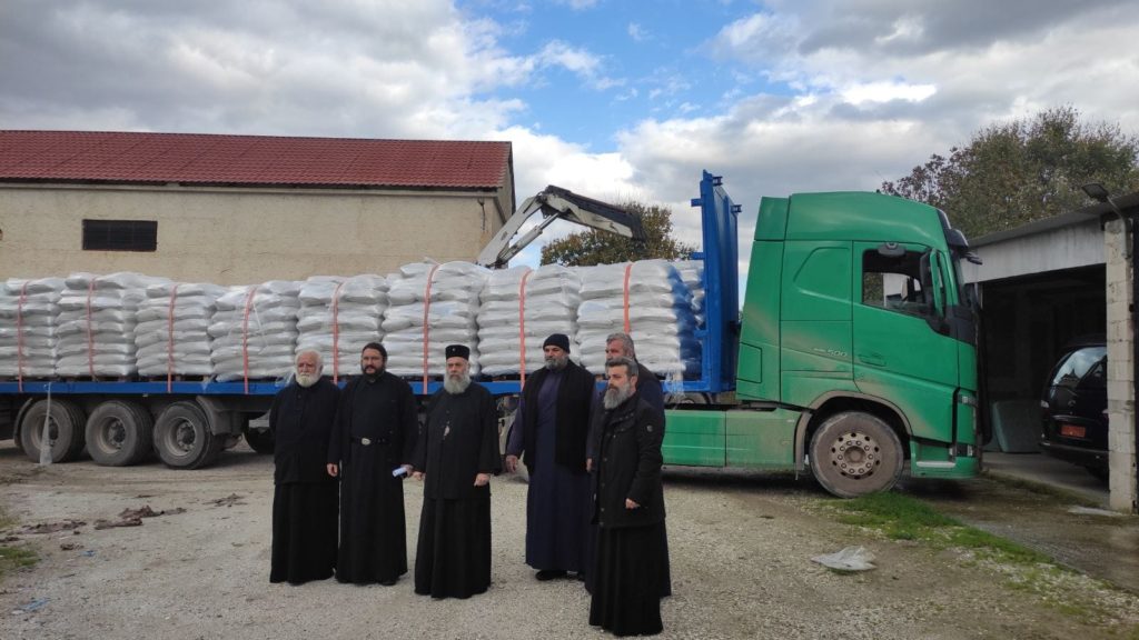 65 τόνους ζωοτροφών διένειμε η Μητρόπολη Θεσσαλιώτιδος σε κτηνοτρόφους που επλήγησαν από τον Daniel