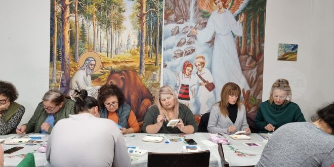 Доброволци рисуваха благотворително в помощ на дейността на кухнята за бедни към храм „Свети Николай“ в Благоевград