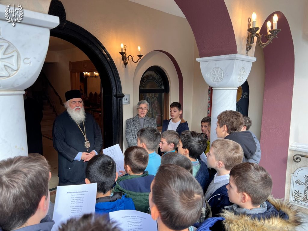 Γιορτινά τραγούδια και κάλαντα στον Μητροπολίτη Νεαπόλεως