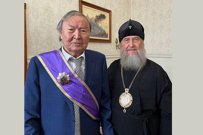 Глава Казахстанского митрополичьего округа вручил Герою труда Казахстана — выдающемуся поэту и писателю Олжасу Сулейменову орден «Бейбітшілік пен Келісім» («Мир и Согласие»)