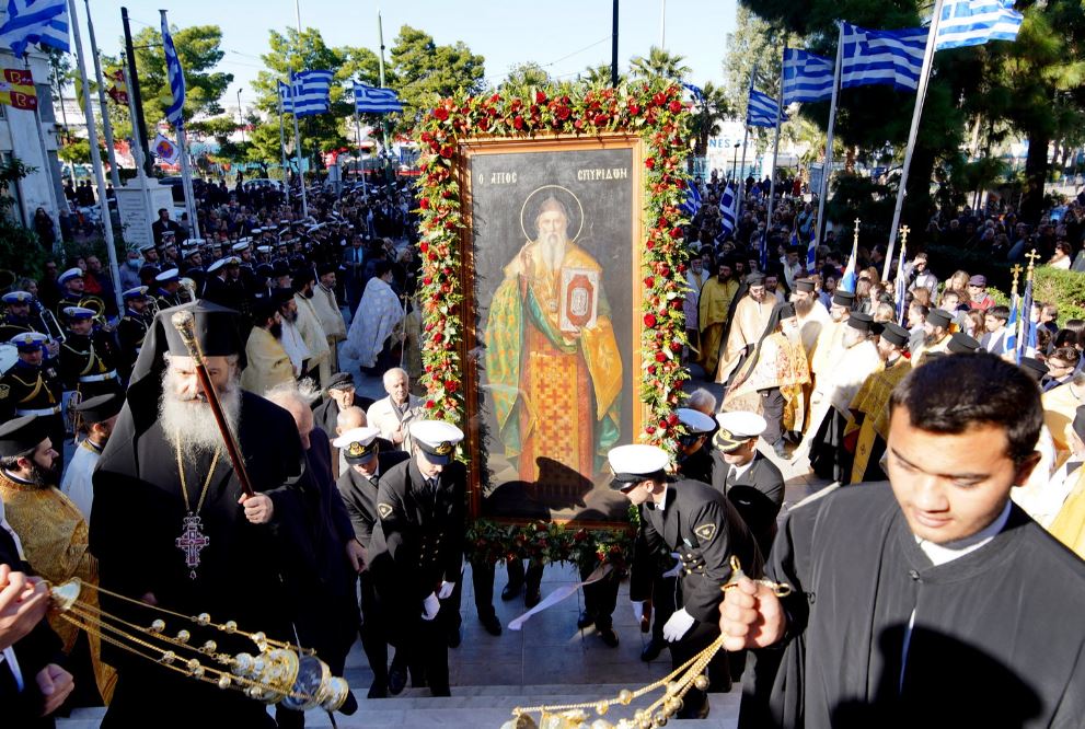 Μεγαλοπρεπής λιτάνευση της Ιεράς Εικόνας του Αγίου Σπυρίδωνος στο πρώτο λιμάνι της χώρας – Άρρηκτη η σχέση του Αγίου με τον Πειραιά