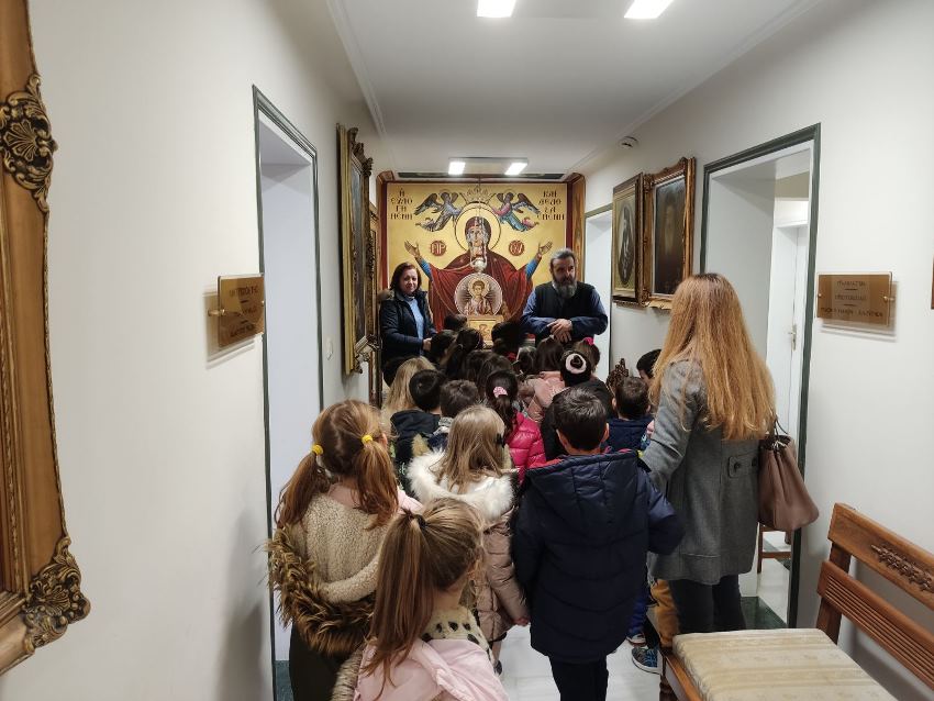 Κόρινθος: Μαθητές Δημοτικού εκκλησιάστηκαν στο παρεκκλήσιο της Αγίας Φωτεινής