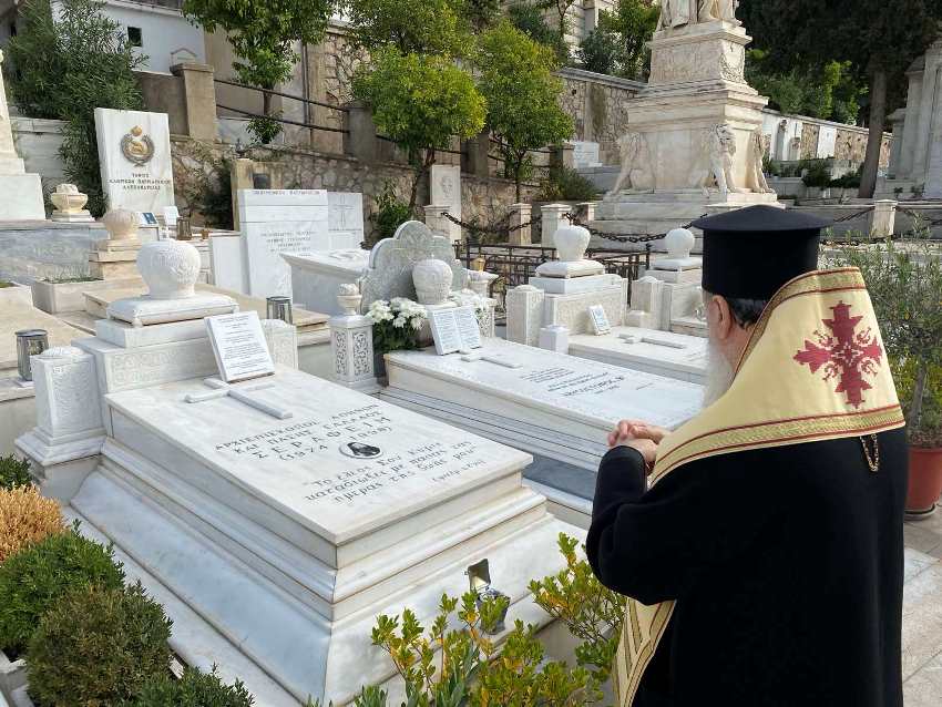 Ο Κορίνθου Διονύσιος τέλεσε Τρισάγιο στους τάφους των μακαριστών Αρχιεπισκόπων Δαμασκηνού, Σεραφείμ και Χριστοδούλου