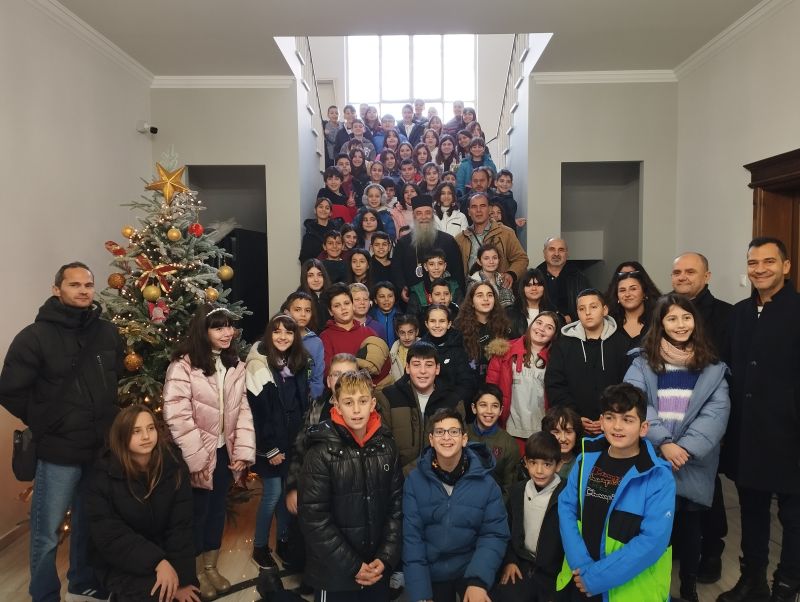 Κάλαντα Χριστουγέννων από μικρούς και μεγάλους άκουσε ο Μητροπολίτης Δράμας