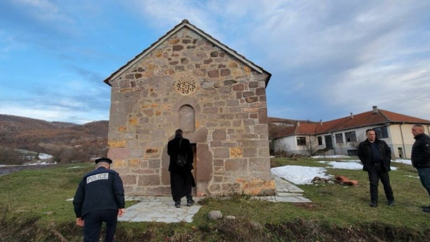 Αυτοψία Ιερέα της Επισκοπής Ράσκας στον βεβηλωμένο Ναό του Αγίου Αρχαγγέλου Μιχαήλ του Δήμου Ποντούγεβο