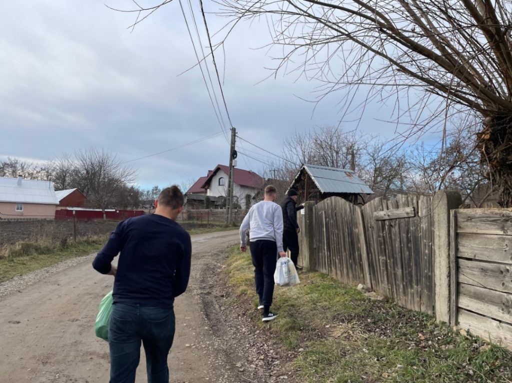Η Ορθόδοξη νεολαία από τη Σουτσεάβα μοίρασε δέματα αγάπης σε μειονεκτούσες οικογένειες που ζουν στα σύνορα Ρουμανίας- Ουκρανίας