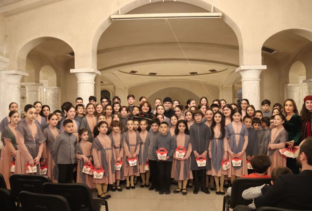 Γέμισε παιδικές φωνές το κέντρο νεότητας του Καθεδρικού Ναού της Αγίας Τριάδας στην Τιφλίδα