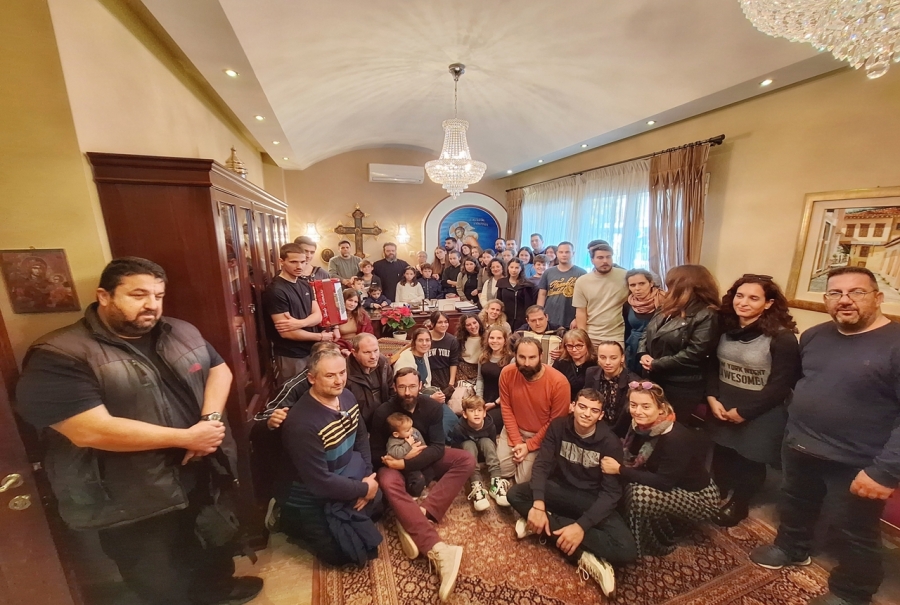 Νέοι έψαλλαν τα κάλαντα στον Μητροπολίτη Μαρωνείας