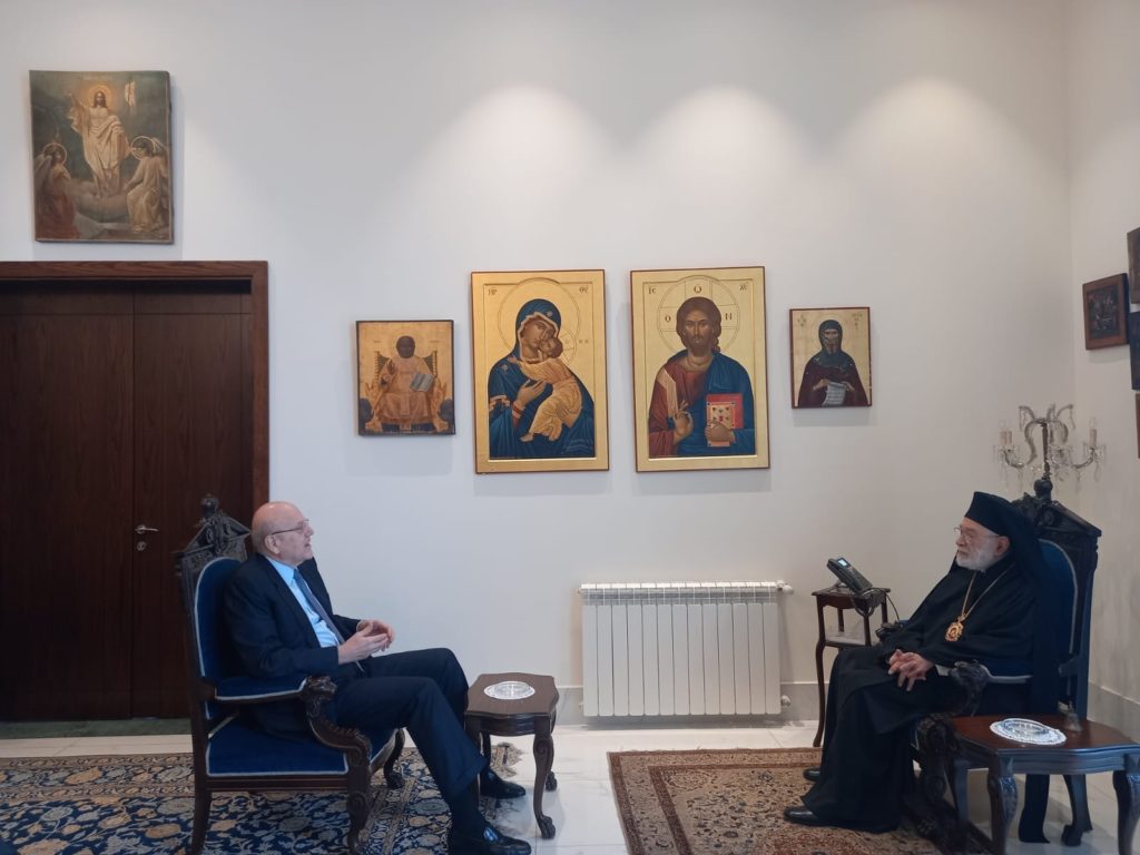 استقبل سيادة متروبوليت بيروت وتوابعها المطران الياس عوده الرئيس نجيب ميقاتي في حضور مستشاريه نقولا نحاس وزياد ميقاتي.