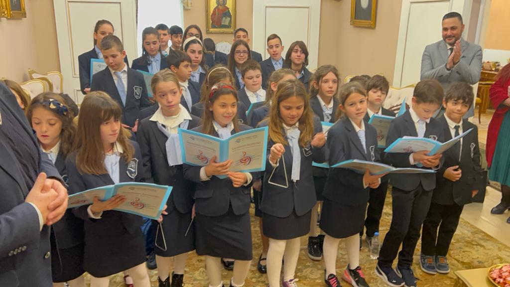 Κάλαντα Χριστουγέννων από παιδιά των Εκπαιδευτήριων της Ι.Μ. Πειραιώς στον Μητροπολίτη Σεραφείμ