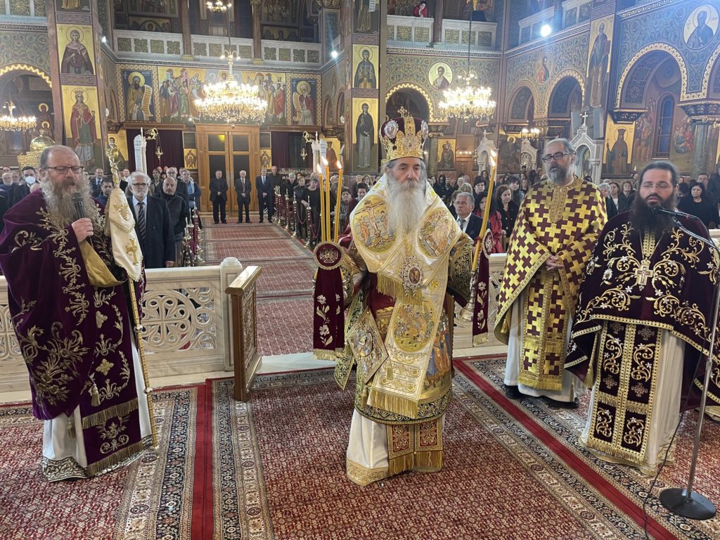 Θεία Λειτουργία των Χριστουγέννων στον Καθεδρικό Ναό Αγίας Τριάδος Πειραιώς