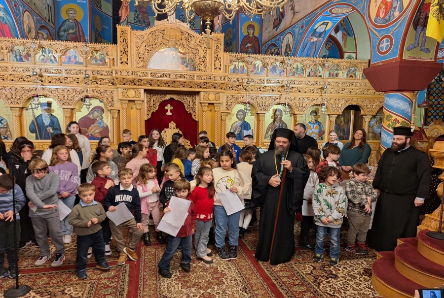 Χριστουγεννιάτικη εορτή από τα παιδιά των Κατηχητικών της ενορίας Αγίου Κοσμά του Αιτωλού της Ιεράς Μητρόπολης Μαρωνείας