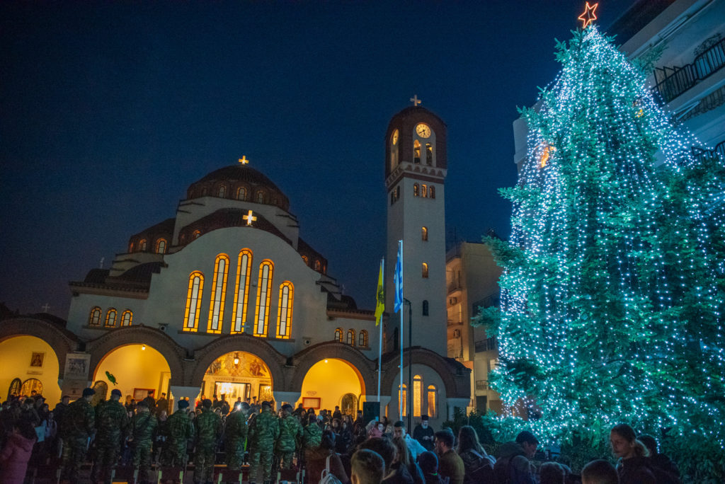 Οι νέοι της Ιεράς Μητροπόλεως Σερρών φωταγώγησαν το Χριστουγεννιάτικο δένδρο