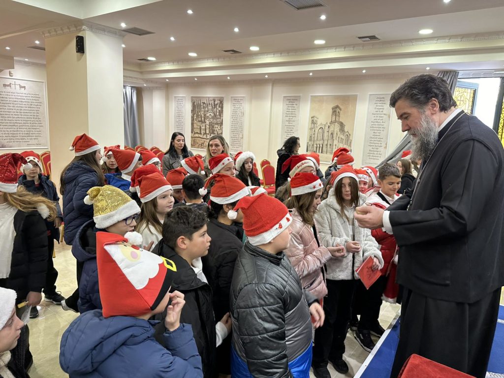 Καλανδιστές των Χριστουγέννων «πλημμύρισαν» το Επισκοπείο Σερρών