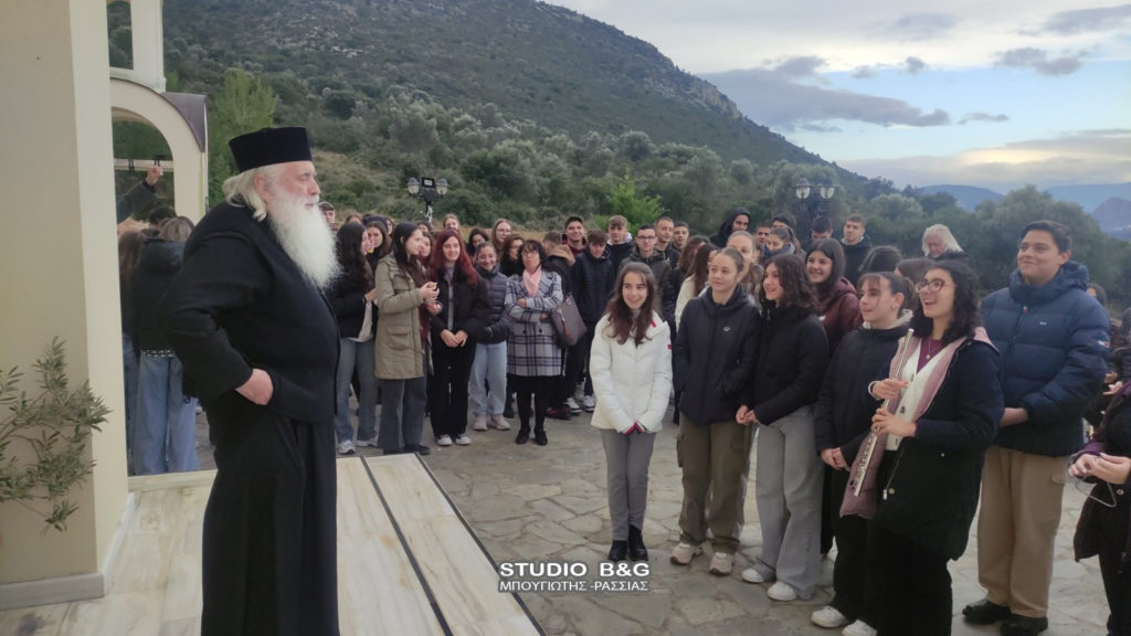 Ευχές και κάλαντα από μαθητές στον Μητροπολίτη Αργολίδος Νεκτάριο