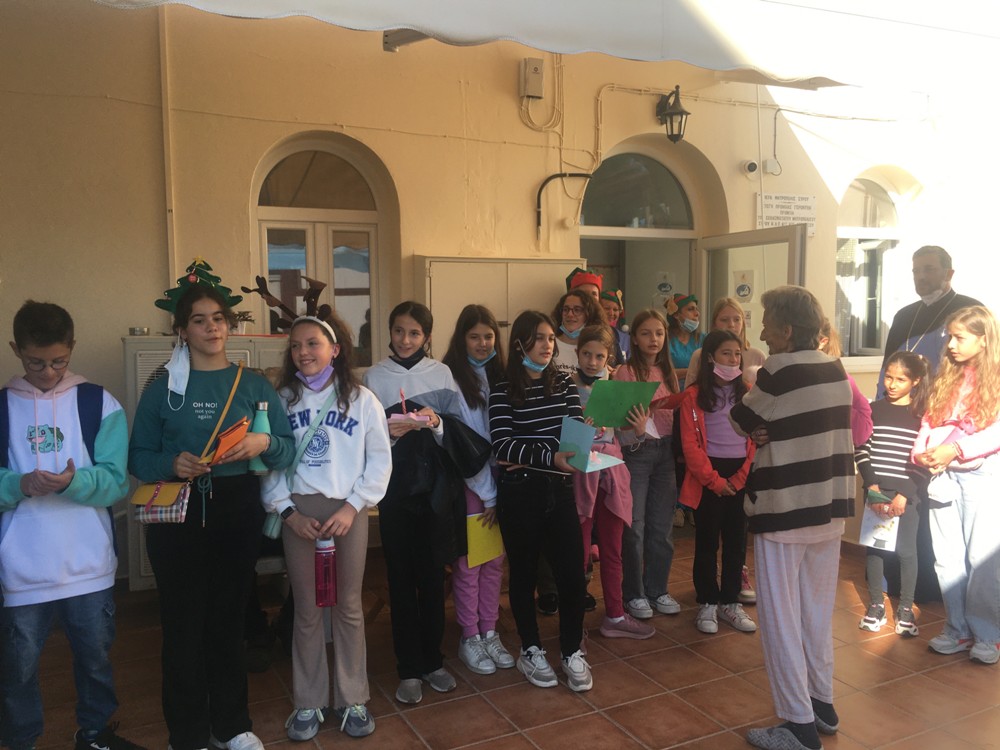 Επίσκεψη αγάπης μαθητών του 1ου Δημοτικού Σχολείου Ερμουπόλεως στον Οίκο Ευγηρίας της Ιεράς Μητρόπολης Σύρου
