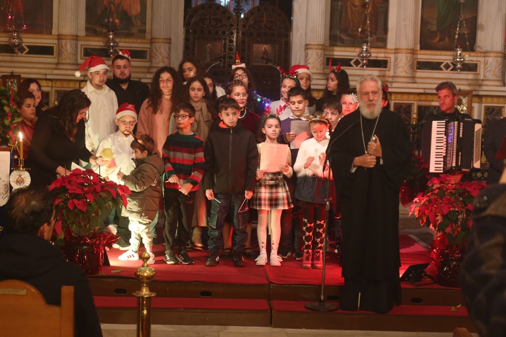 Tα παιδιά των Κατηχητικών Ομάδων του Καθεδρικού Ναού του Αγίου Νικολάου Ερμουπόλεως τραγούδησαν για τα Χριστούγεννα