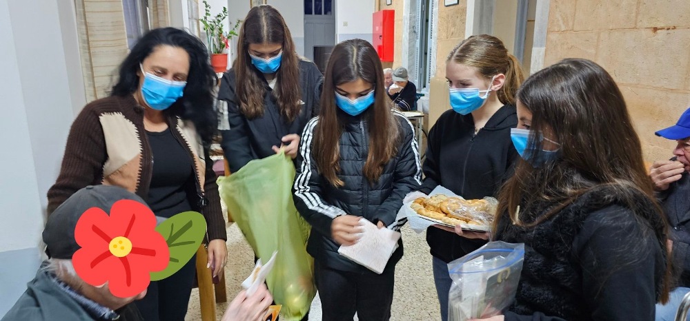 Τα παιδιά των Κατηχητικών Σχολείων του Ι.Ν. Ταξιαρχών Ερμουπόλεως κοντά στους απόμαχους της ζωής