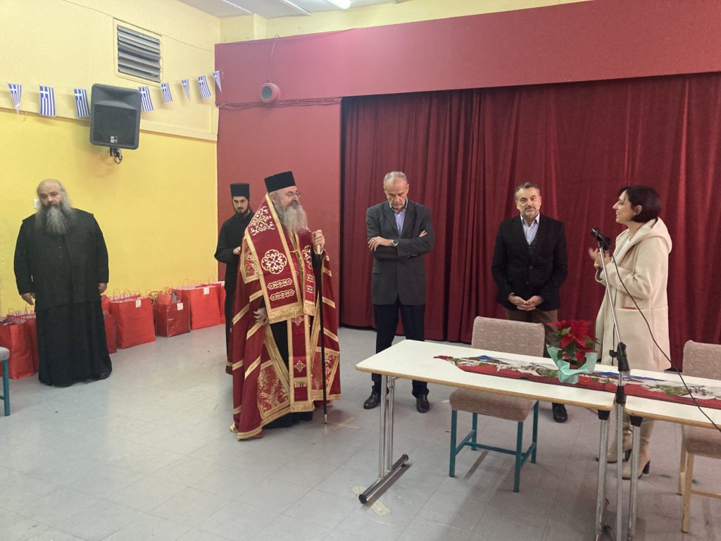 Χριστουγεννιάτικα δώρα μοίρασε σε μικρούς μαθητές ο Περιστερίου Γρηγόριος