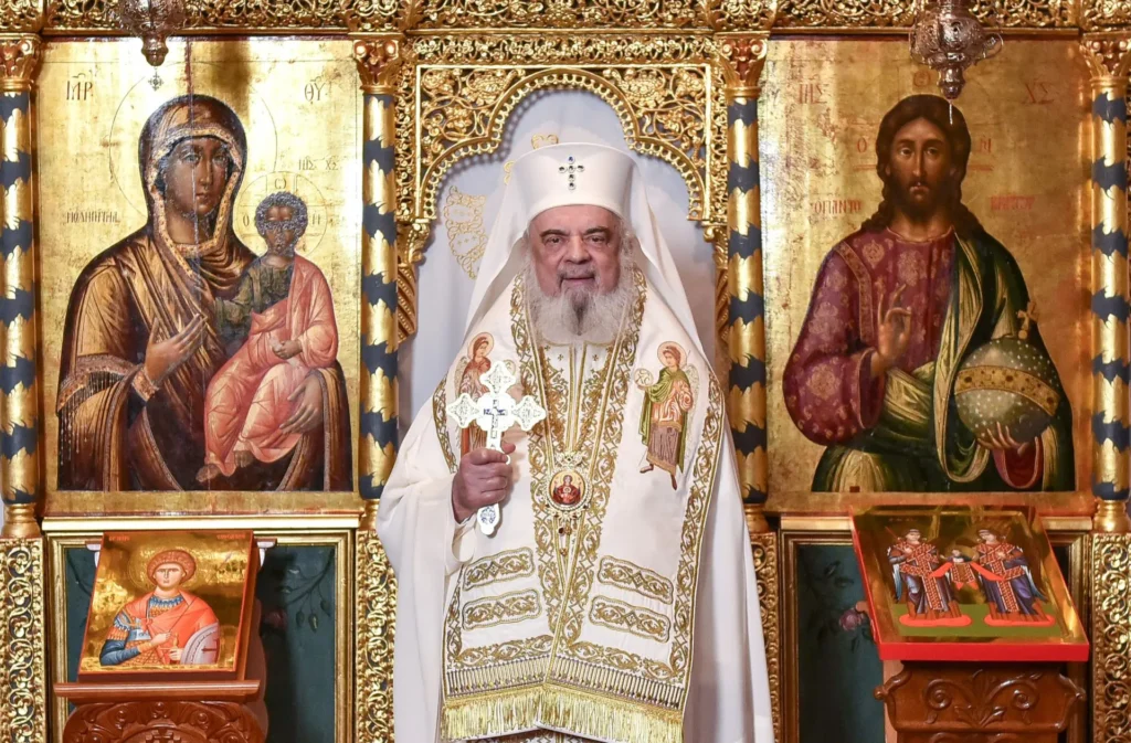 Femeia gârbovă unea răbdarea bolii apăsătoare cu lucrarea rugăciunii ei stăruitoare, spune Patriarhul Daniel
