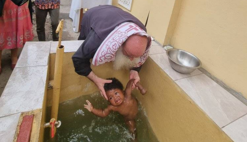 Μαζική βάπτιση σε ενορίες της Κινσάσα στη Λ.Δ. Κονγκό