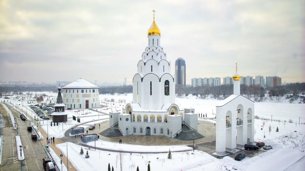 Председатель Финансово-хозяйственного управления Московского Патриархата за торжественным богослужением, которое посетил мэр столицы, совершил освящение храма святого Владимира в Тушине