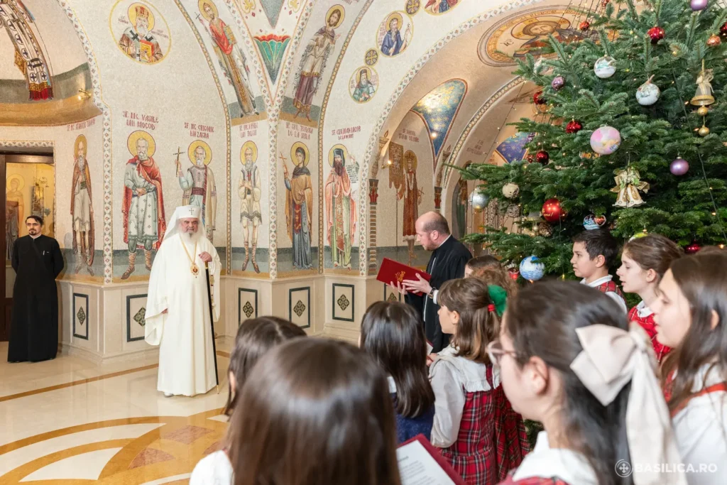 Primii colindători la Reședința Patriarhală: Patriarhul Daniel le-a povestit copiilor cum se împodobea bradul odinioară