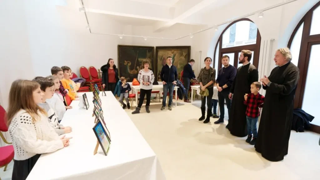 Sfinții, prietenii copiilor”: Vernisaj de icoane pe sticlă pictate de elevii din clasa a doua a unei școli din Capitală