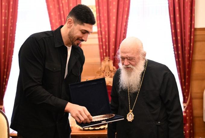 Συνάντηση Αρχιεπισκόπου Ιερωνύμου με τον Τούρκο καλαθοσφαιριστή Ενές Καντέρ