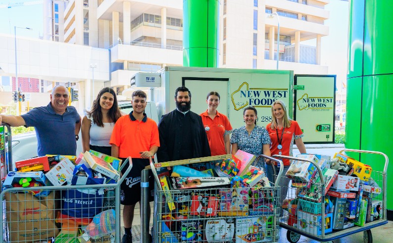 Πέρθη: Eκατοντάδες παιχνίδια από την Ενορία Αγίων Κωνσταντίνου και Ελένης στο Νοσοκομείο Παίδων