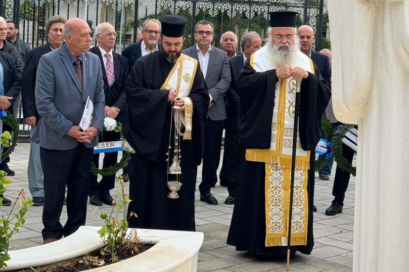Τρισάγιο στον ανδριάντα του Αρχιεπισκόπου Μακαρίου Γ’ στη Λευκωσία