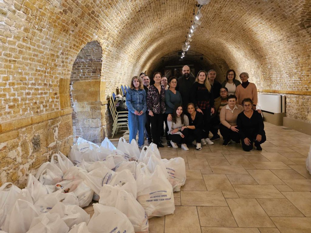Ο Μητροπολίτης Κερκύρας ευχαριστεί την Ι.Μ.Μ. Βατοπαιδίου για τη μηνιαία χορήγηση σε κοτόπουλα
