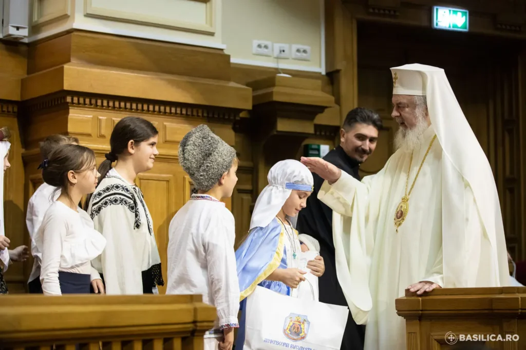 Patriarhul Daniel a asistat la spectacolul „Sf. Nicolae în mijlocul copiilor”, susținut de elevi din Capitală