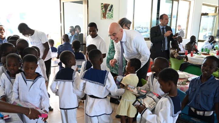 Επίσκεψη Δένδια στο Ελληνικό σχολείο του Αγίου Νικολάου στη Γκάνα