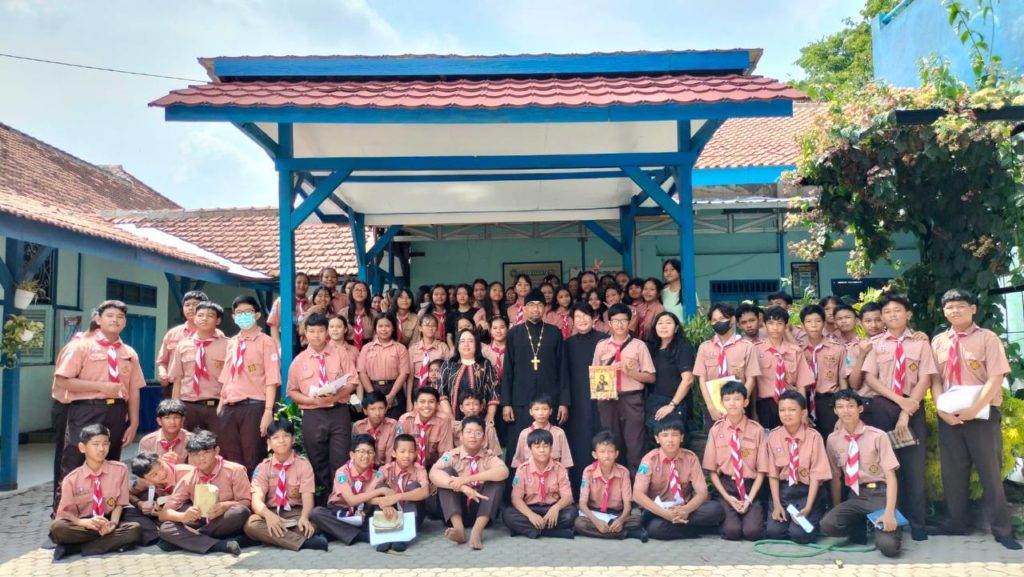 Православный священник посетил общеобразовательную школу в Индонезии