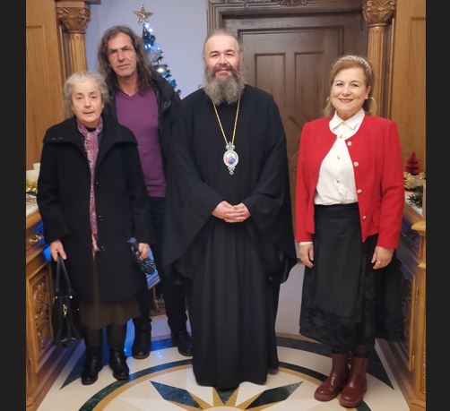 Kαθηγητές του Κοινωνικού Φροντιστηρίου της Iεράς Μητροπόλεως Φλωρίνης στον Μητροπολίτη Ειρηναίο