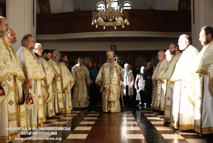 Архиерейска света Литургия в храм „Св. прпмчк Прокопий Варненски“