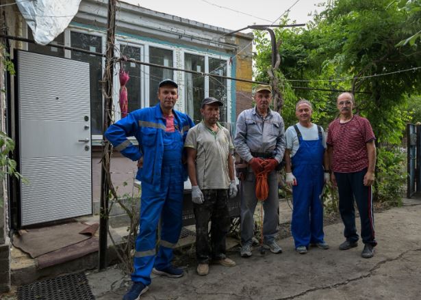 С наступлением холодов Церковь призвала добровольцев для ремонта домов в зоне конфликта