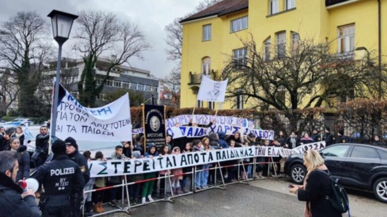 Μόναχο: Συγκέντρωση διαμαρτυρίας γονέων και μαθητών στο Προξενείο