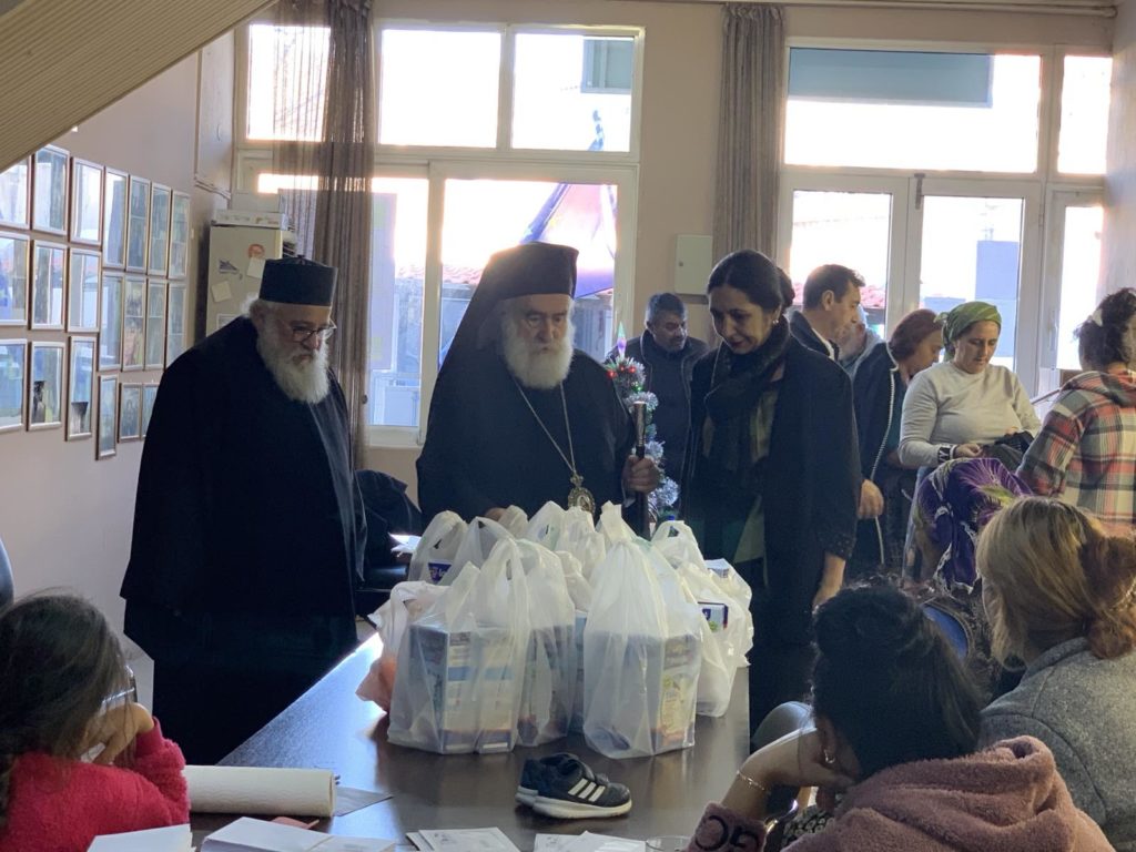Βρεφικό γάλα και παιχνίδια προσέφερε στα γυναικόπαιδα του Δροσερού Ξάνθης ο Μητροπολίτης Παντελεήμων