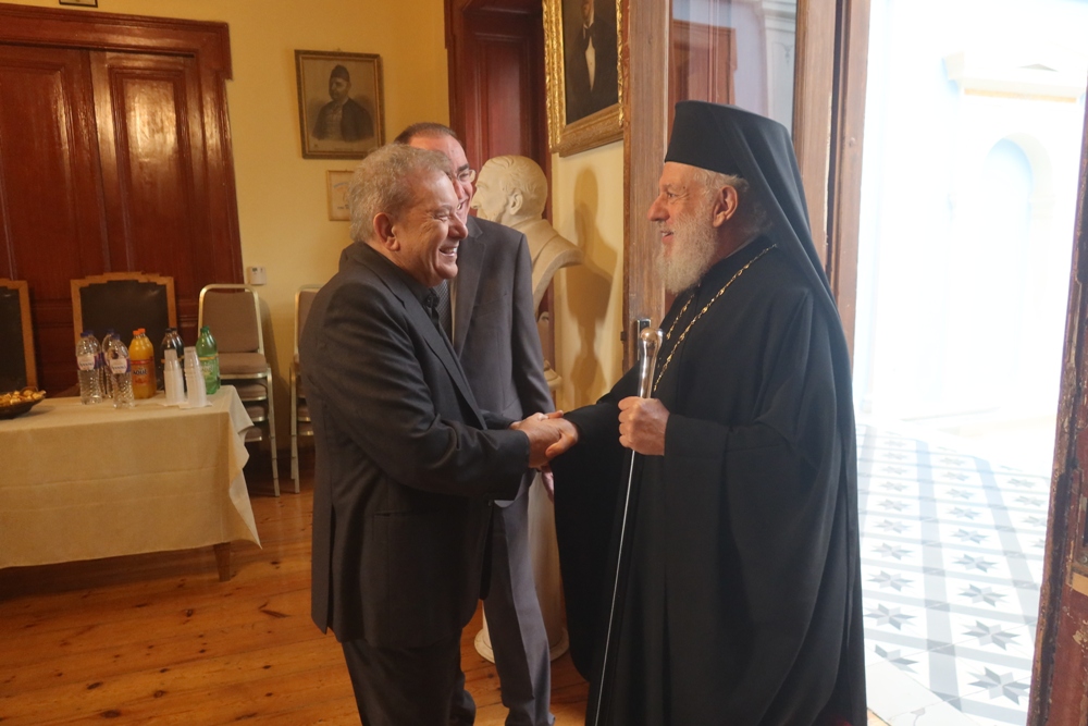 Ο Μητροπολίτης Δωρόθεος στην αναγόρευση του Μανώλη Μητσιά σε Επίτιμο Δημότη Σύρου-Ερμούπολης