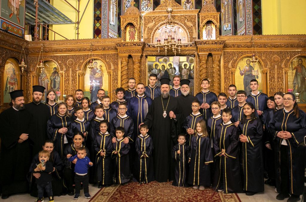 Ο Θεσσαλονίκης Φιλόθεος ψάλλει με τα παιδιά της Ακαδημίας Ψαλτικής Ειρμός (BINTEO – ΦΩΤΟ)