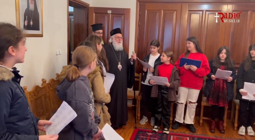 Παιδιά έψαλαν τα Χριστουγεννιάτικα κάλαντα στον Αρχιεπίσκοπο Αλβανίας – «Η ζωή σας να είναι πάντα έργο αγάπης»