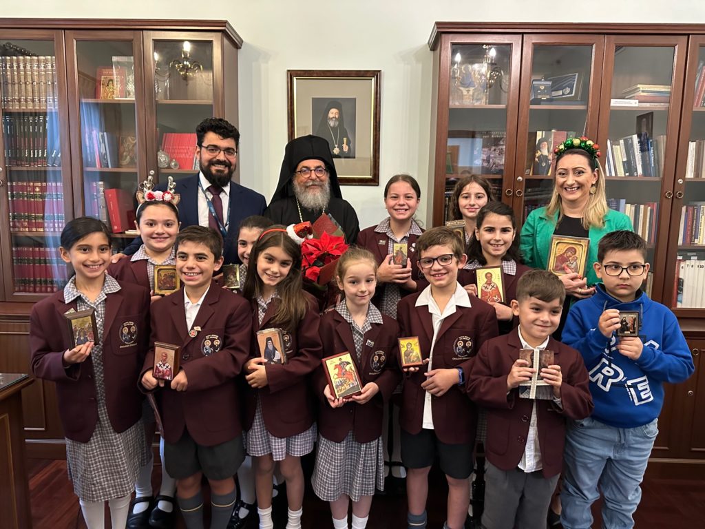 Μαθητές και μαθήτριες του Oakleigh Grammar έψαλαν παραδοσιακά κάλαντα της Χίου στον Επίσκοπο Σωζοπόλεως