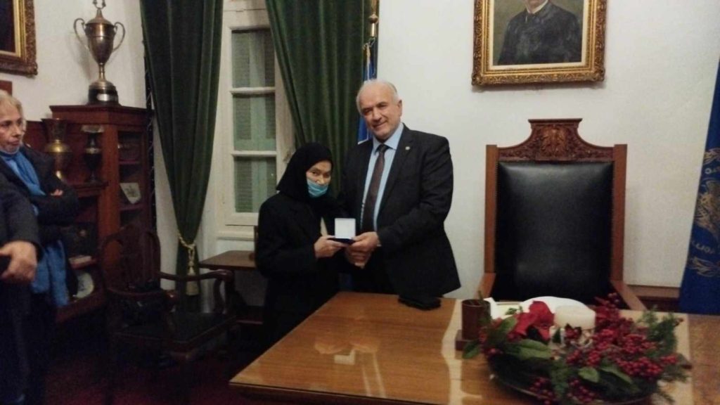 Το «Χρυσό Μετάλλιο» στη δωρήτρια Αθηνά Παπαχρήστου από το Δήμο Ιεράς Πόλεως Μεσολογγίου