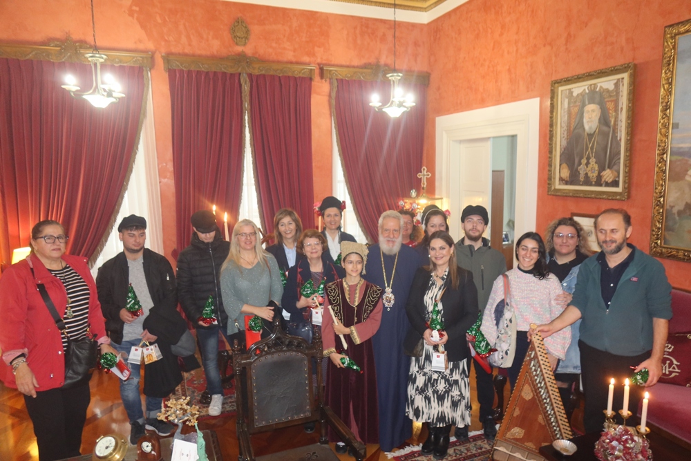 Πρωτοχρονιάτικα κάλαντα και ευχές αντήχησαν στο Επισκοπείο Ερμούπολης