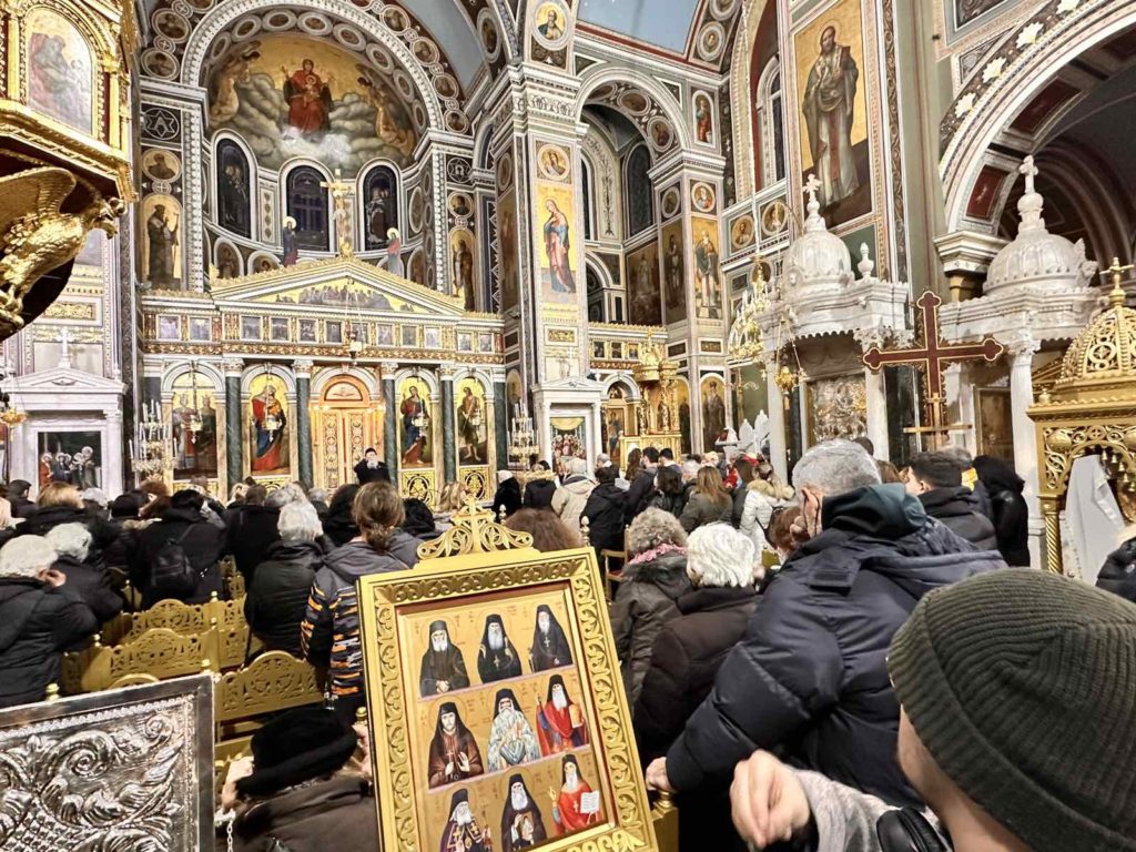 Εκατοντάδες πιστοί προσκυνούν τον Άγιο Σεραφείμ τον Σάρωφ στον Ι.Ν. Αγίων Κωνσταντίνου και Ελένης Πειραιώς