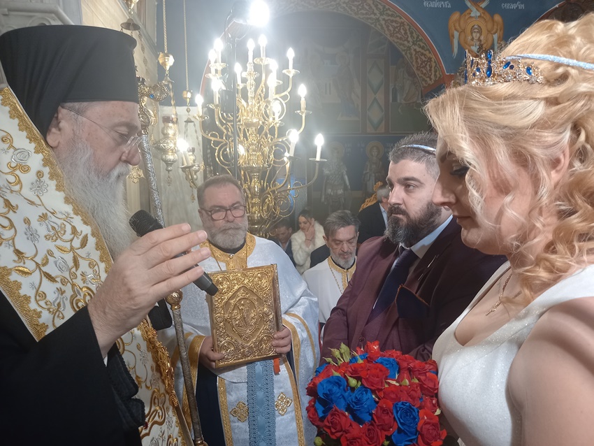 Ο γάμος των Ιωάννου-Αρμοδίου Σαράντου και Νικολίνας-Σοφίας Καγιούλη από τον Μητροπολίτη Κορίνθου